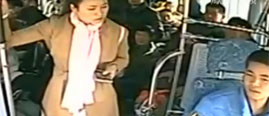 监控：女乘客冲向公交驾驶位踩急刹 众人被摔飞