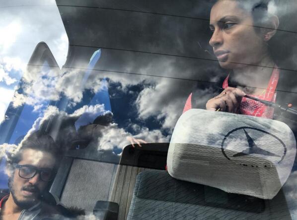 雨中的难民营,艾未未让叙女孩弹奏白钢琴(多图)