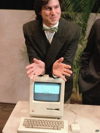 史蒂夫·乔布斯（Steve Jobs)出生于美国洛杉矶。1976年，在他16岁的时候和他21岁的好友史蒂夫·沃兹尼亚克在车库里创建了如今的苹果公司。乔布斯是一个专横，霸道，但又有激情与主见的人，它还是一位出色的演说家，在每一次的发布会上都能够带动起在场的所有人的情绪。2011年10月5日，他去世了。我们怀念这位伟人。