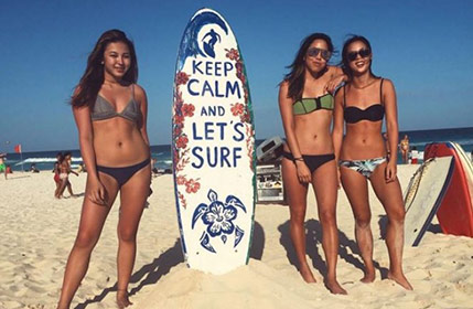 窦靖童闺蜜海边度假秀好身材"