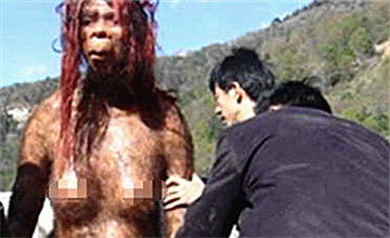 闯入民宅的大嘴野人