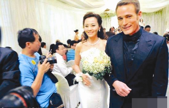 吴奇隆前妻马雅舒被热搜 与外籍老公旧照恩爱甜蜜
