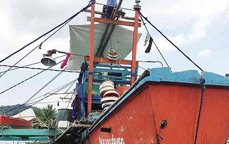 菲船闯黄岩岛投掷燃烧弹遭中国海警船撞击驱离