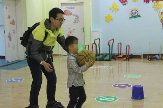 郑州大学思源之家走进康达 关爱自闭症儿童_凤