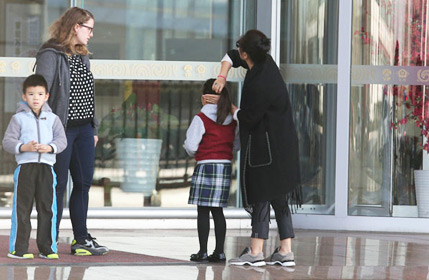 好妈妈！刘涛帮女儿扎辫子  获一双儿女送机