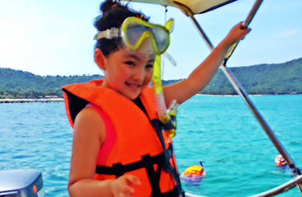 王岳伦父女出海潜水 王诗龄瘦成瓜子脸   