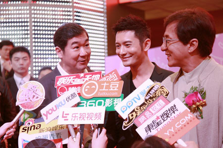 黄晓明出席证交所挂牌仪式 与成龙张国立成合伙人