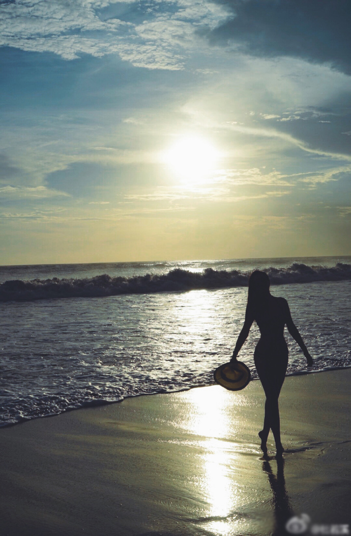杜若溪晒好身材 照片里,杜若溪在巴厘岛阳光沙滩边,身穿比基尼的她