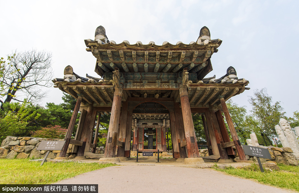 为亲王规制的郡王府,所有建筑均以丹青之色来区别于中国皇宫的金黄色.图片