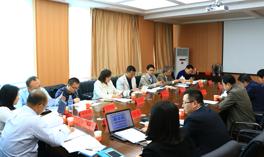 神木县召开互联网经济发展智慧城市建设座谈会 4月11日,神木县召开互联网经济发展、智慧城市建设座谈会。省委网信办鲁世宗主任、清华大学环境学院温宗国教授一行出席了座谈会。会议由县委常委、常务副县长高景林主持。县委宣传部、发改局、财政局、工贸局等相关单位负责人参加了会议。 会上,柠条塔工业园区管委会书记贺和平首先代表县政府向考察团汇报了神木县经济社会发展情况,以及“十三五”时期的发展思路和努力方向;接着,锦界园区、发改、工贸等有关负责人分别就园区循环化改造、智慧园区建设、循环经济发展