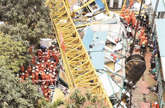  东莞 一厂区 龙门架 倒塌 致18死_凤凰天津