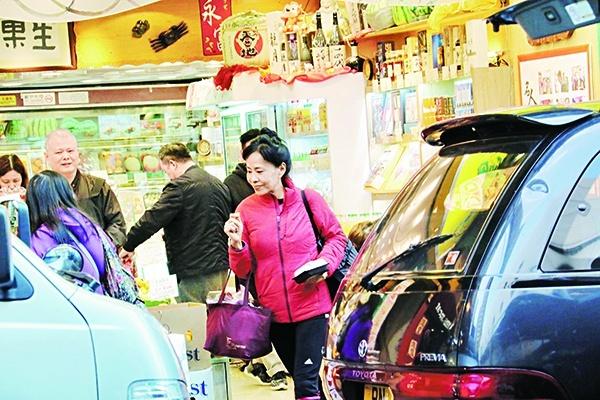 周润发开车接发嫂买菜 结婚30年仍相爱如初好甜蜜