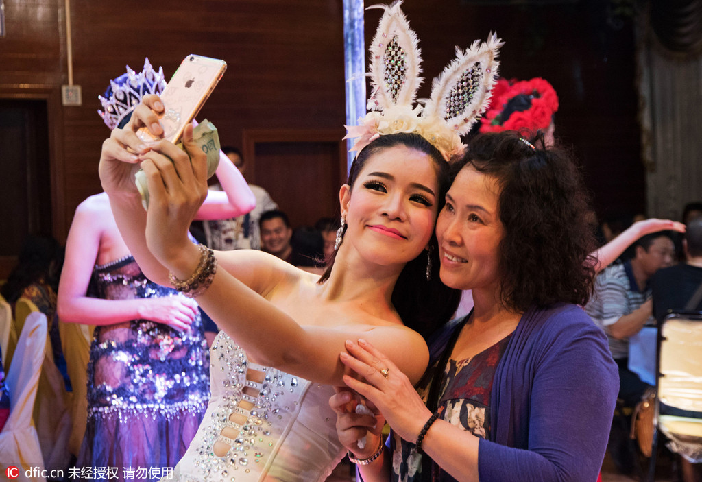 泰国人妖表演现场:4元人民币随便摸(大图)