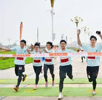 杏林湾半程马拉松赛举行 参赛选手年龄最大70
