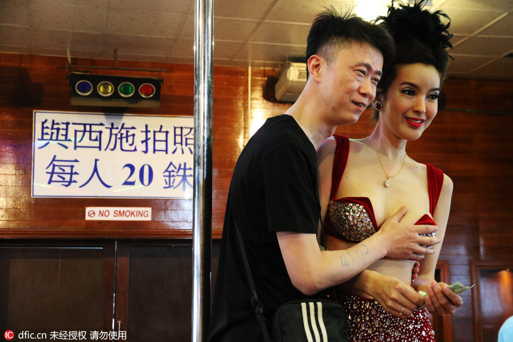 泰国人妖表演现场:4元人民币随便摸(大图)