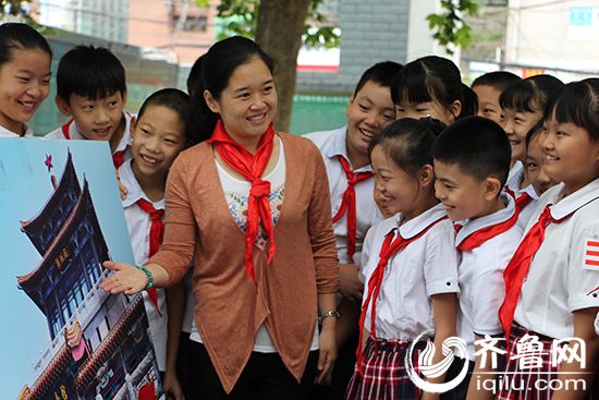 学校老师为学生讲解抗战历史遗址的故事。