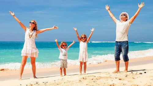 3、土耳其/PP十月中旬可以去土耳其旅游。这里平均温度为25摄氏度，白天最高达26摄氏度。大人可以把孩子安置在儿童度假村，那儿设施齐全，孩子们可以尽情玩乐。大人们也尽可以享受专业人士的按摩推拿服务。美丽的沙滩是最吸引人的好去处。