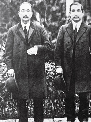 1912年3月25日唐绍仪抵南京组织新内阁，孙中山与唐绍仪在总统府前合影。