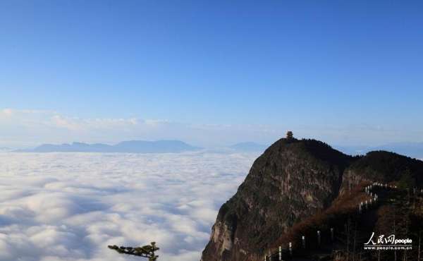 峨眉山，位于四川省乐山市峨眉山市境内。地势陡峭，风景秀丽，有“秀甲天下”之美誉。山路沿途有较多猴群，常结队向游人讨食，胜为峨眉一大特色。峨眉山是中国四大佛教名山之一。