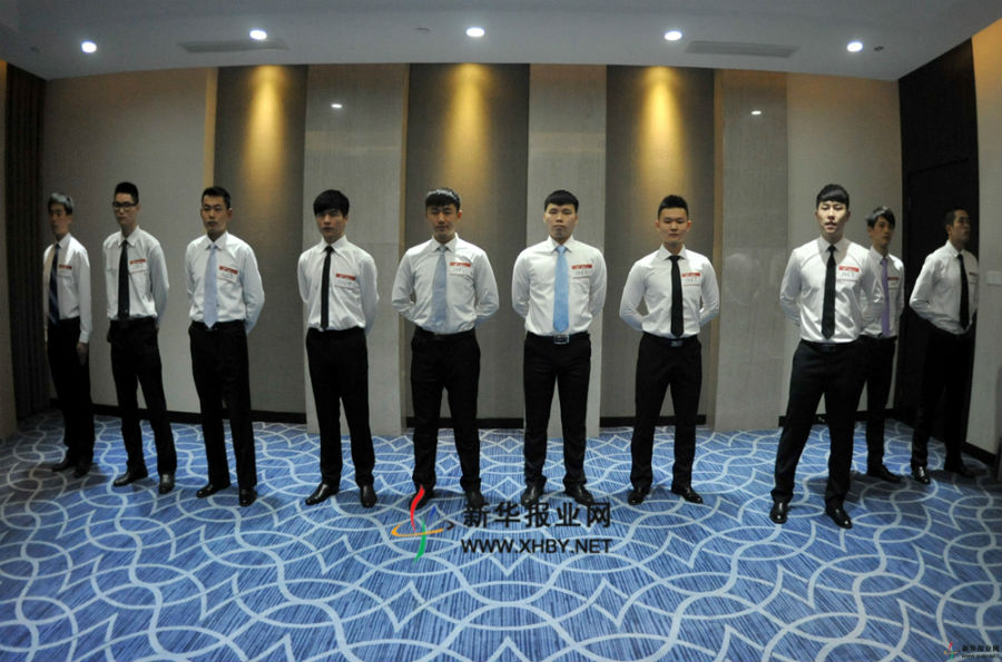 昆明一航空公司在南京招聘空乘美女帅哥云集