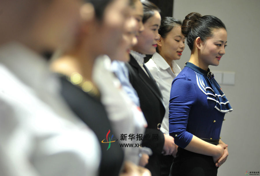 昆明一航空公司在南京招聘空乘 美女帅哥云集
