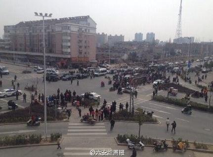 安徽六安一歹徒手持双枪劫持网吧(组图)