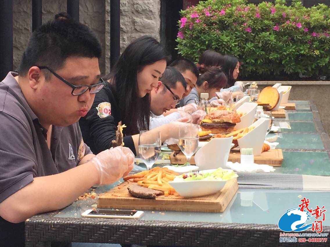 南京一酒店举行大胃王比赛 每人需吃掉2kg汉堡