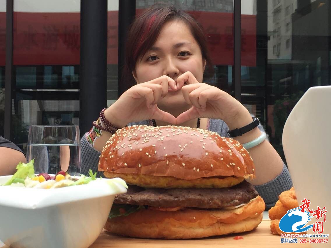 南京一酒店举行大胃王比赛 每人需吃掉2kg汉堡