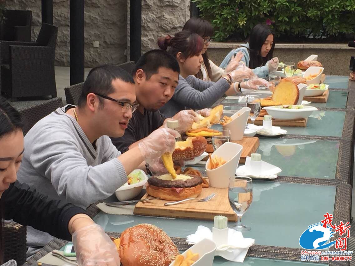 南京大胃王比赛 每人需吃掉2kg汉堡(图)