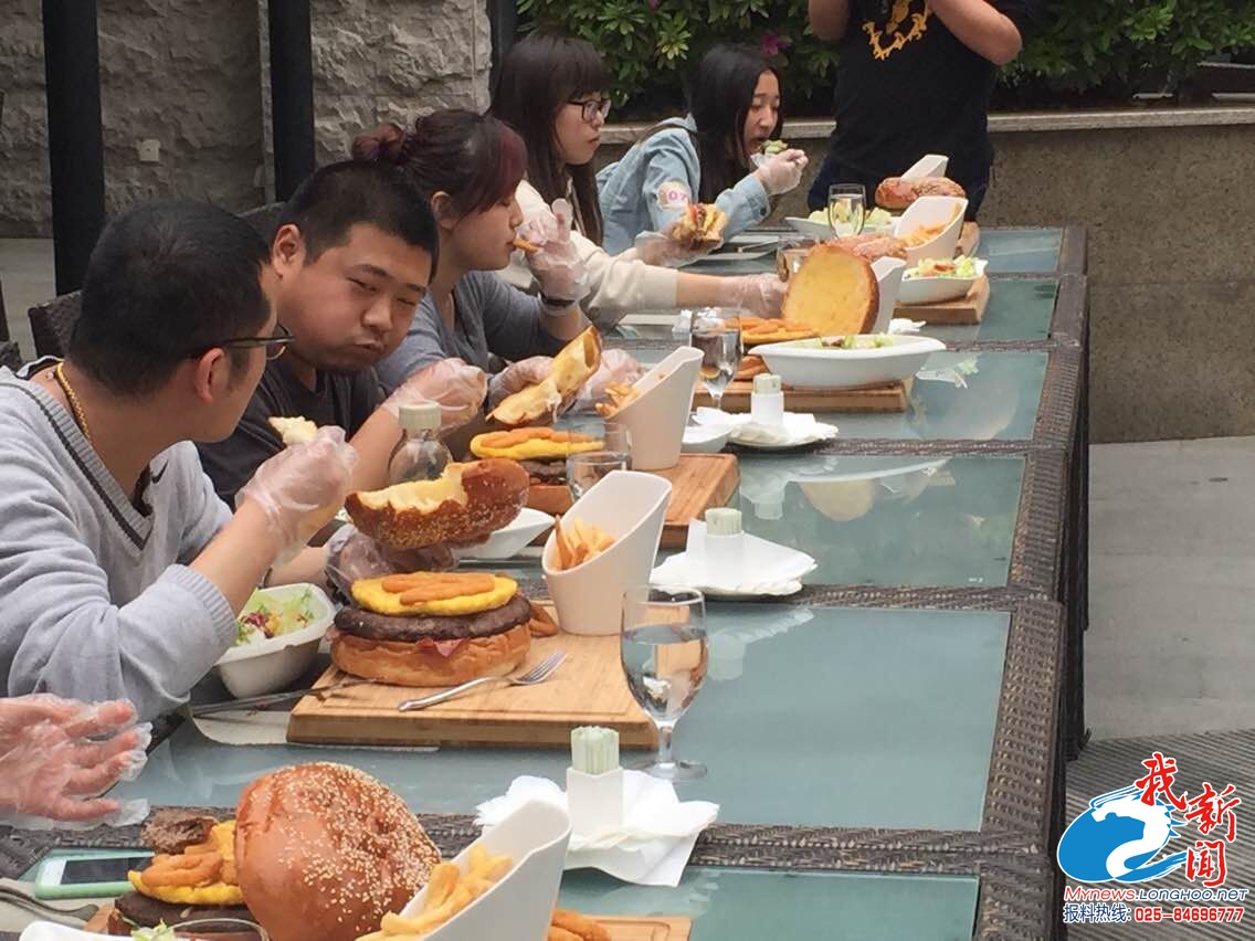 南京一酒店举行大胃王比赛 每人需吃掉2kg汉堡(图)_频道_凤凰网