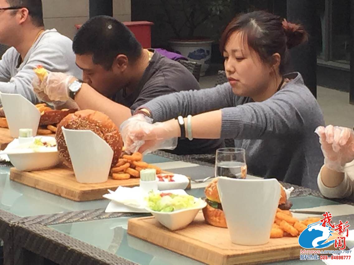 南京一酒店举行大胃王比赛 每人需吃掉2kg汉堡
