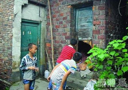 <em>湖南</em>一对小<em>姐妹</em>吃垃圾堆食物后<em>中毒</em>身亡(图)_