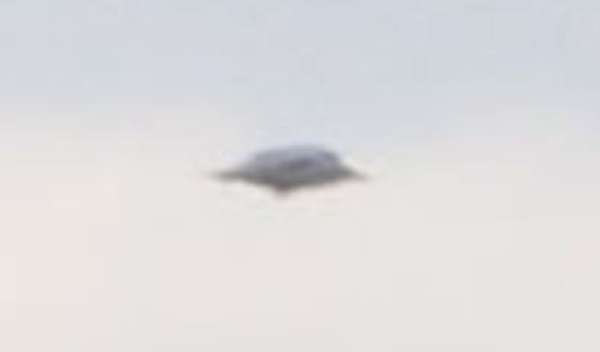 英国德文郡Fullabrook风电场上空惊现神秘飞碟状UFO