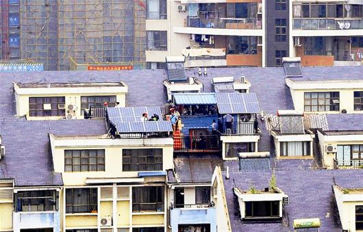 来源楚天都市报：图为：俯瞰“屋顶电站”（白框内为太阳能电板）