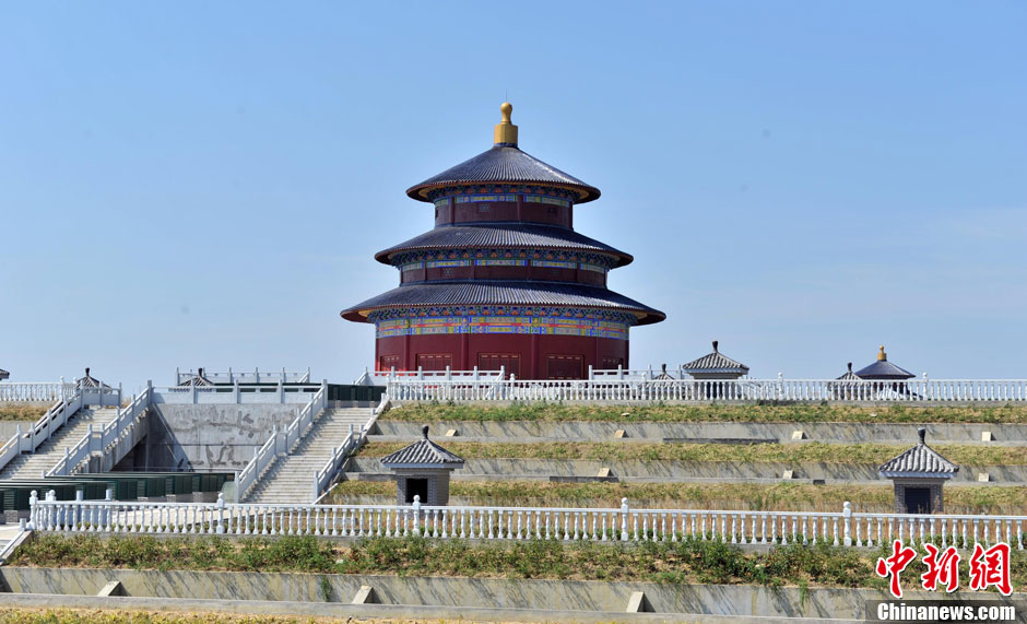 近日，一则“武汉农村现豪华墓地，堪比北京天坛”的消息引发社会广泛关注。据称，该墓地不仅依山傍水，气势宏伟，占地400逾亩，园内建筑还仿造北京天坛、南海观音等著名景点造型。针对质疑声，8月12日下午，位于武汉市新洲区汪集街汪集村东边咀“武汉天堂文化生态园”总经理助理彭宜俭接受记者采访时介绍，天堂文化生态园是一处集殡葬、旅游、休闲于一体的景点式陵园，是一处经营性生态陵园，并非私家墓地，更非‘天价墓地’。据园方提供的资料显示，陵园项目于2009年5月启动，2010年10月正式开工，分别取得新洲区民政局、新洲区人民政府、湖北省民政厅等政府部门批复同意兴建，相关工作人员还向记者出示了该项目建设用地规划许可证、建筑工程施工许可证、环境审批报告等材料。图为正在修建的墓地主体建筑酷似“天坛”。中新社发 张畅 摄
