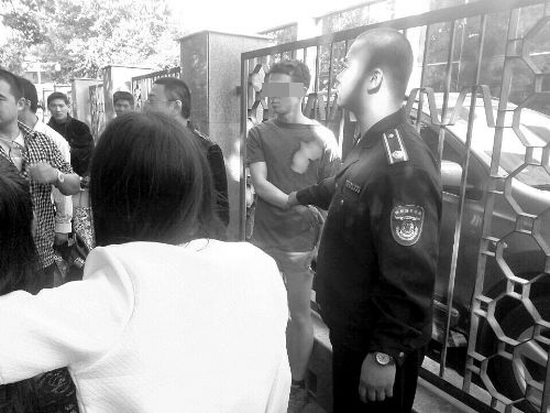 女孩打趣老外大冷天穿<em>短裤</em> 被对方踹翻抢走手