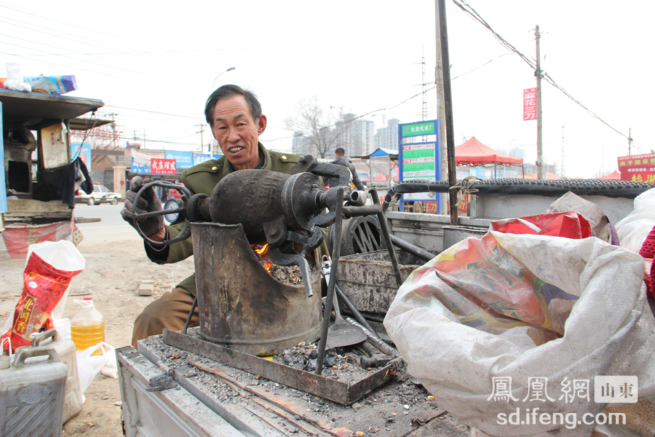 马师傅今年59岁，年轻时跟随师父学得加工爆米花的手艺并一直从事这个行当至今。