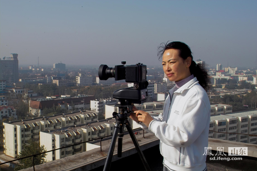 马春霞在拍摄菏泽城市面貌