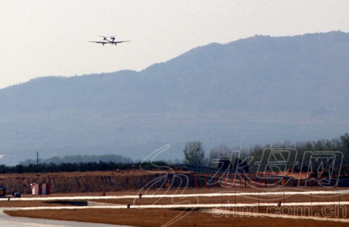 烟台蓬莱国际机场进行校验飞行首降成功(图)