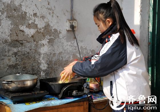 菏泽13岁女孩街头卖唱救母 母亲或住院复查