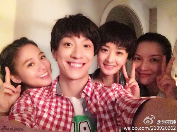 赵丽颖短发嘟嘴似包子妹 和鬼鬼乔任梁搞怪卖萌_河南频道_凤凰网