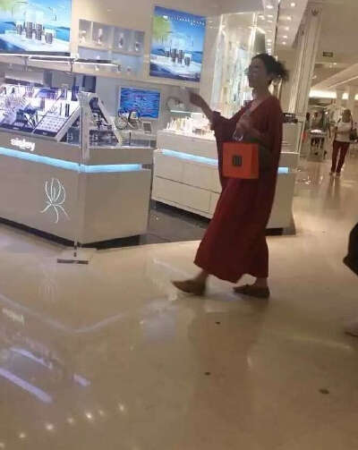 王菲露大肚疑已懷孕 穿著寬松肚子凸起(組圖)
