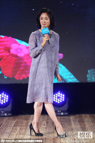 柳岩穿抹胸裙秀白皙皮肤 获郭德纲贴心搀扶