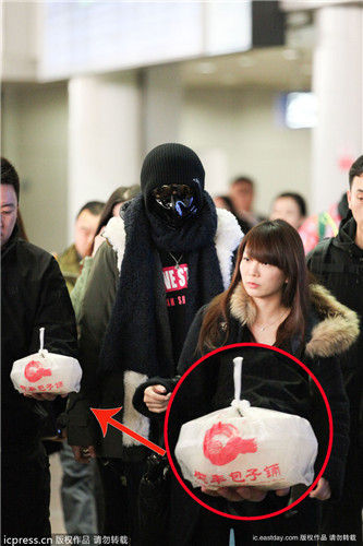 罗志祥“防毒面具”抵京 获粉丝赠送“主席套餐”(图)