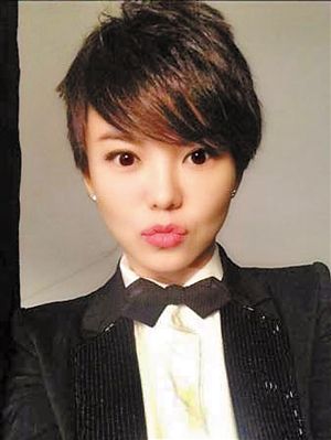 李湘短发帅气西装照 漂亮女生变帅气男神(图)