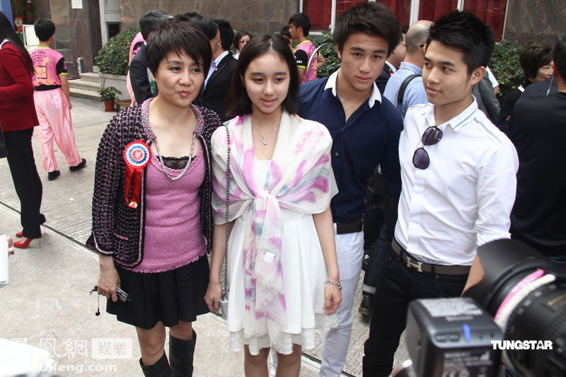 91岁澳门赌王何鸿燊妻女亮相活动 12岁女儿何