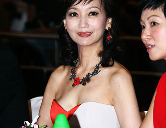 58岁赵雅芝性感登台引关注