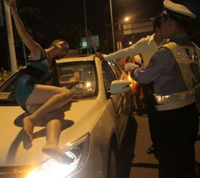 网曝嫩模深夜醉驾 胸袭交警被放行[高清大图]