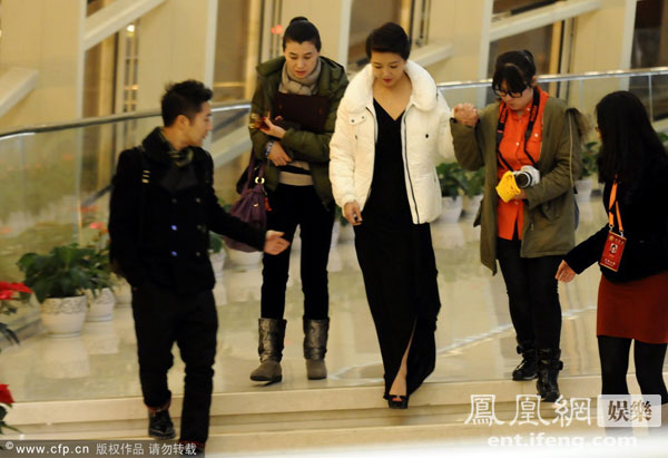 江珊赴酒店休息 男助理一路搀扶(图)