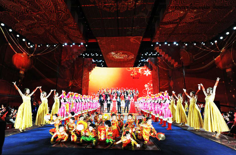 2013年2月9日，北京，2013中央电视台蛇年春节联欢晚会正式开始，凤凰网娱乐全程直击，图为春晚在48位央视主持人歌声中拉开帷幕。